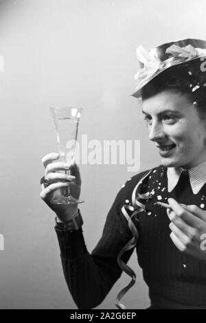 Porträt einer jungen Frau im Fasching, Deutschland 1930er Jahre. Portrait einer jungen Frau an Karneval, Deutschland 1930. Stockfoto