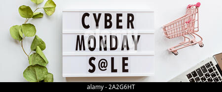 Kreative Förderung Zusammensetzung der Cyber Monday verkauf Text auf Lightbox auf weißem Hintergrund, nächste Lebensmittelgeschäft Trolley, Laptop. Horizontale Banner für Web Design Stockfoto