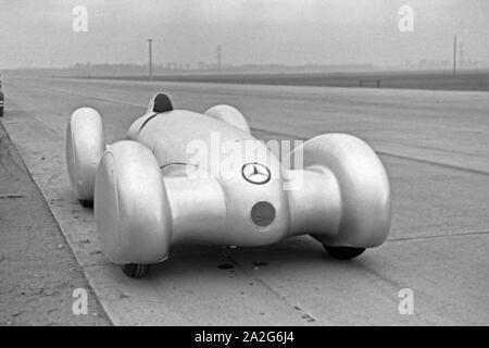 Der Mercedes Benz W 125 kurz vor dem Start zum Weltrekordversuch, Deutschland 1930er Jahre. Der Mercedes Benz W 125 kurz vor dem Start der Weltrekord Versuch, Deutschland 1930. Stockfoto