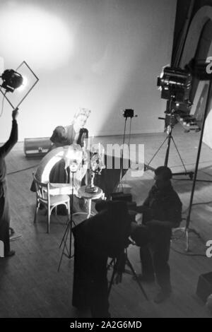 Anordnung des Stillebens in einem Fotostudio, Deutschland 1930er Jahre. Eine Frau in einem noch Leben bei einem Photo Studio, Deutschland 1930. Stockfoto