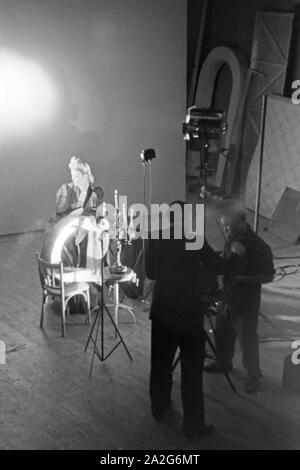 Anordnung des Stillebens in einem Fotostudio, Deutschland 1930er Jahre. Eine Frau in einem noch Leben bei einem Photo Studio, Deutschland 1930. Stockfoto