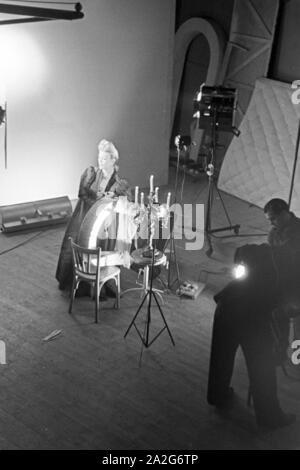 Anordnung des Stillebens in einem Fotostudio, Deutschland 1930er Jahre. Eine Frau in einem noch Leben bei einem Photo Studio, Deutschland 1930. Stockfoto