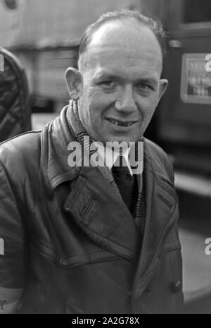 Porträt eines Kraftfahrers, Deutschland 1930er Jahre. Porträt von einem Kraftfahrer, Deutschland 1930. Stockfoto