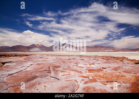 Rote Felsen (Piedras Rojas) und Lagunen und Salzseen in der Atacama-wüste, Chile. Stockfoto