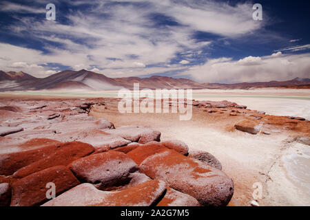 Rote Felsen (Piedras Rojas) und Lagunen und Salzseen in der Atacama-wüste, Chile. Stockfoto