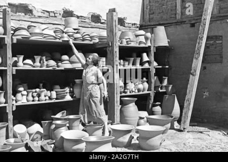 Eine Töpferin bei der Arbeit im Dorf Görzke in Brandenburg, Deutschland 1930er Jahre. Eine Frau Töpfer bei der Arbeit im Dorf Goerzke in Brandenburg, Deutschland 1930. Stockfoto