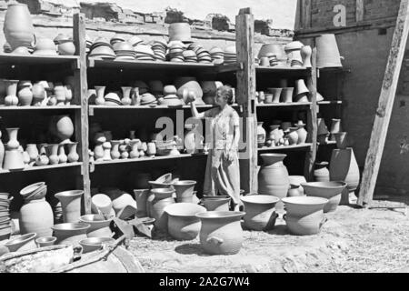 Eine Töpferin bei der Arbeit im Dorf Görzke in Brandenburg, Deutschland 1930er Jahre. Eine Frau Töpfer bei der Arbeit im Dorf Goerzke in Brandenburg, Deutschland 1930. Stockfoto