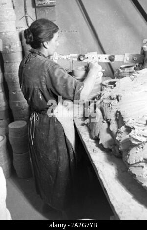 Eine Töpferin bei der Arbeit im Dorf Görzke in Brandenburg, Deutschland 1930er Jahre. Eine Frau Töpfer bei der Arbeit im Dorf Goerzke in Brandenburg, Deutschland 1930. Stockfoto