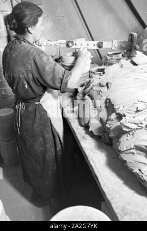 Eine Töpferin bei der Arbeit im Dorf Görzke in Brandenburg, Deutschland 1930er Jahre. Eine Frau Töpfer bei der Arbeit im Dorf Goerzke in Brandenburg, Deutschland 1930. Stockfoto