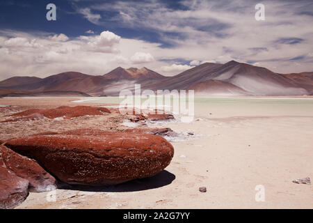 Rote Felsen (Piedras Rojas) und Lagunen und Salzseen in der Atacama-wüste, Chile. Stockfoto