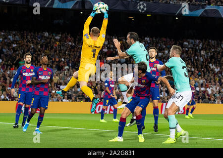 Barcelona, Spanien. 2. Okt, 2019. FC Barcelona Treber - Andre ter Stegen (3. L) speichert die Kugel während der UEFA Champions League Gruppe F Match zwischen dem FC Barcelona und Inter Mailand in Barcelona, Spanien, Oktober 2, 2019. Credit: Joan Gosa/Xinhua/Alamy leben Nachrichten Stockfoto