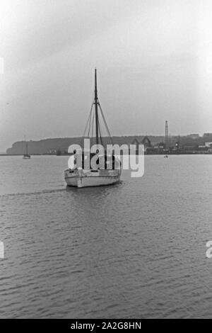 Ein Fischerboot verlässt den Hafen von Hela in Ostpreußen zum Fischfang, Deutschland 1930er Jahre. Ein dogger verlassen den Hafen von Hela für die Fischerei in der Ostsee, Deutschland 1930. Stockfoto