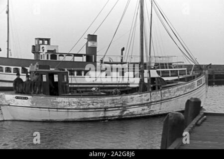 Ein Fischerboot verlässt den Hafen von Hela in Ostpreußen zum Fischfang, Deutschland 1930er Jahre. Ein dogger verlassen den Hafen von Hela für die Fischerei in der Ostsee, Deutschland 1930. Stockfoto