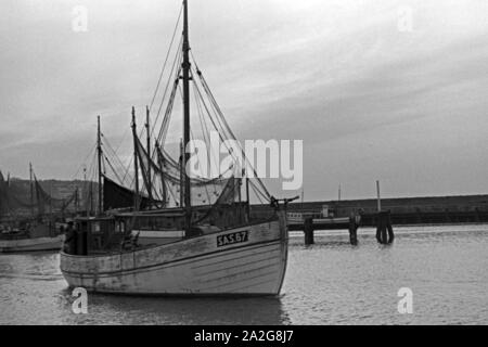 Ein Fischerboot verlässt den Hafen von Hela in Ostpreußen zum Fischfang, Deutschland 1930er Jahre. Ein dogger verlassen den Hafen von Hela für die Fischerei in der Ostsee, Deutschland 1930. Stockfoto