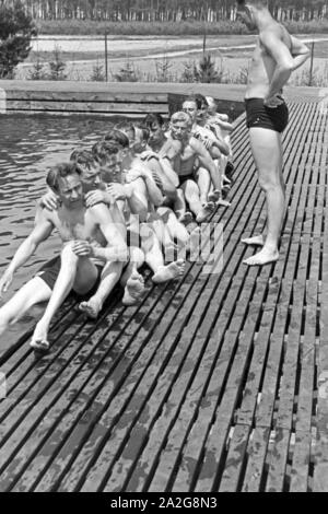 Aufwärmen zum schwimmwettkampf beim KdF-Sportheim Belzig in der Mark Brandenburg, Deutschland 1930er Jahre. Aufwärmen für einen Wettbewerb im Sport Verein bei Belzig in Brandenburg, Deutschland 1930. Stockfoto