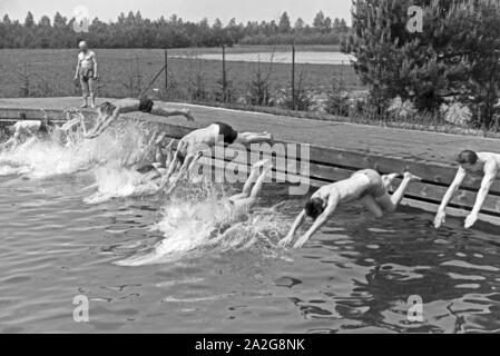 Schwimmwettkampf beim KdF-Sportheim Belzig in der Mark Brandenburg, Deutschland 1930er Jahre. Schwimmen Wettbewerb im Sport Verein bei Belzig in Brandenburg, Deutschland 1930. Stockfoto