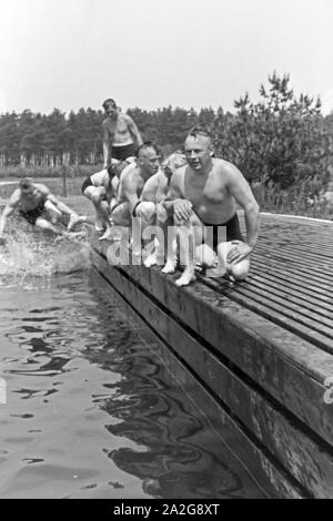 Schwimmwettkampf beim KdF-Sportheim Belzig in der Mark Brandenburg, Deutschland 1930er Jahre. Schwimmen Wettbewerb im Sport Verein bei Belzig in Brandenburg, Deutschland 1930. Stockfoto