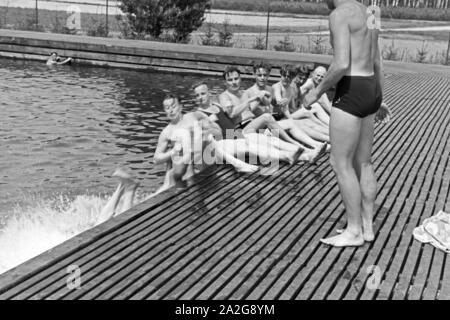 Aufwärmen zum schwimmwettkampf beim KdF-Sportheim Belzig in der Mark Brandenburg, Deutschland 1930er Jahre. Aufwärmen für einen Wettbewerb im Sport Verein bei Belzig in Brandenburg, Deutschland 1930. Stockfoto