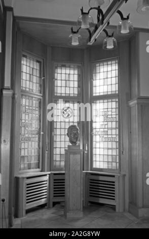 Führerzitate Hitlerbüste und in der Lobby im Haus der Schönheit, Deutschland 1930er Jahre. Büste von Adolf Hitler mit Anführungszeichen in der Lobby des Hauses der Schönheit, Deutschland 1930. Stockfoto