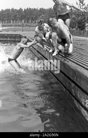 Schwimmwettkampf beim KdF-Sportheim Belzig in der Mark Brandenburg, Deutschland 1930er Jahre. Schwimmen Wettbewerb im Sport Verein bei Belzig in Brandenburg, Deutschland 1930. Stockfoto