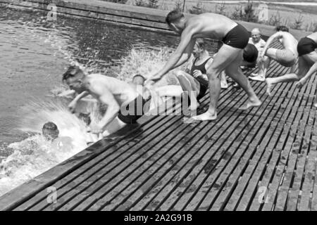 Aufwärmen zum schwimmwettkampf beim KdF-Sportheim Belzig in der Mark Brandenburg, Deutschland 1930er Jahre. Aufwärmen für einen Wettbewerb im Sport Verein bei Belzig in Brandenburg, Deutschland 1930. Stockfoto