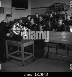 Rekrut beim theoretischen Unterricht in der Marineschule Wesermünde, Deutschland 1930er Jahre. Rekrutieren Sie und können Sie über die theoretischen Kenntnisse an Wesermuende marine Schule, Deutschland 1930. Stockfoto