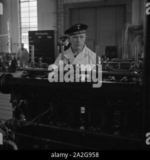 Rekrut beim theoretischen Unterricht in der Marineschule Wesermünde, Deutschland 1930er Jahre. Rekrutieren Sie und können Sie über die theoretischen Kenntnisse an Wesermuende marine Schule, Deutschland 1930. Stockfoto