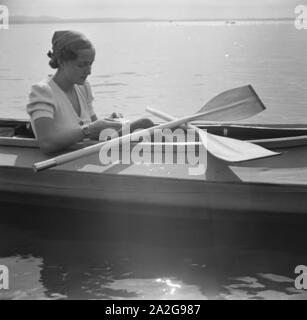 Ein Ausflug Mit Dem Klepper-Boot, 1930er Jahre Deutsches Reich. Ein Ausflug mit einem Foldboat Deutschland der 1930er Jahre. Stockfoto