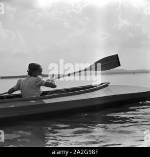 Ein Ausflug Mit Dem Klepper-Boot, 1930er Jahre Deutsches Reich. Ein Ausflug mit einem Foldboat Deutschland der 1930er Jahre. Stockfoto