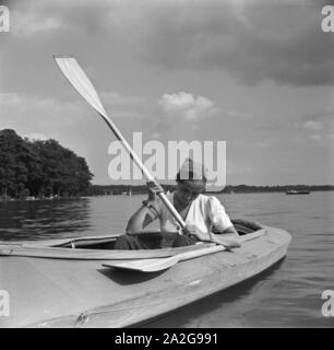 Ein Ausflug Mit Dem Klepper-Boot, 1930er Jahre Deutsches Reich. Ein Ausflug mit einem Foldboat Deutschland der 1930er Jahre. Stockfoto