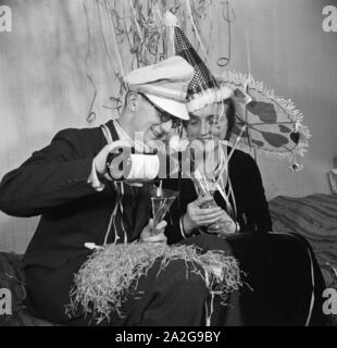 Gast Einer Silvesterparty, 1930er Jahre Deutsches Reich. Gäste von der Silvester party, Deutschland der 1930er Jahre. Stockfoto