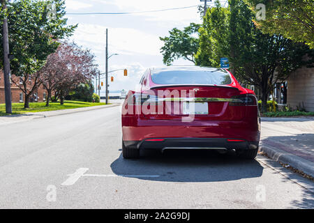 Rückseite des Tesla Model S parkte an einem sonnigen Tag auf der Seite einer Straße. Stockfoto