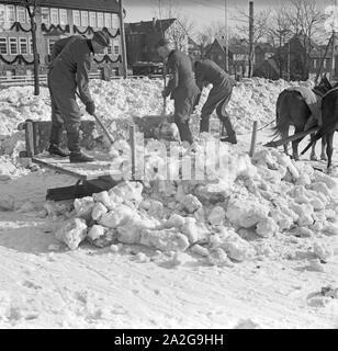 Ein Ausflug in das Skigebiet Reheberg im Erzgebirge, Deutsches Reich 30er Jahre. Einen Ausflug in das Skigebiet Reheberg im Erzgebirge, Germa Stockfoto