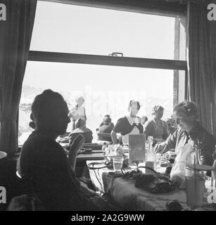 Ein Ausflug in Ein Skigebiet in Bayern, 1930er Jahre Deutsches Reich. Eine Reise in ein Skigebiet in Bayern, Deutschland der 1930er Jahre. Stockfoto