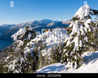 Gondel Summit Lodge und Hängebrücke im Winter, Squamish, BC Stockfoto