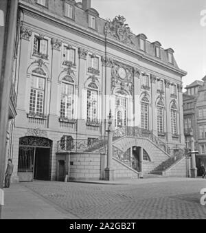 Das Alte Rathaus am Marktplatz in Bonn, Deutschland, 1930er Jahre. Altes Rathaus am Marktplatz in Bonn, Deutschland 1930. Stockfoto