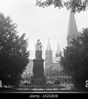 Blick hinter dem Beethoven Denkmal zum Münster in Bonn, Deutschland, 1930er Jahre. Ansicht von hinten das Beethoven Denkmal dem Münster zu Bonn, Deutschland 1930. Stockfoto