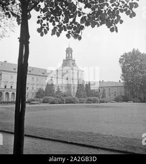 Im Hofgarten der Rheinischen Friedrich-Wilhelms-Universität in Bonn, Deutschland, 1930er Jahre. Im Garten der Rheinischen Friedrich-Wilhelms-Universität Bonn, Deutschland 1930. Stockfoto