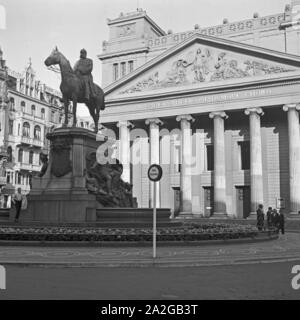 Das Theater am Kapuzinergraben mit Kaiser Wilhelm Denkmal in Aachen, Deutschland, 1930er Jahre. Aachen Theater und Pferdesport Skulptur von Kaiser Wilhelm I, Deutschland 1930. Stockfoto