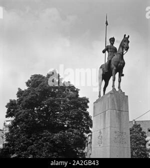 Mit dem martinsplatz Ehrenmal für die Gefallenen der Stadt Bonn seit den napoleonischen Befreiungskriegen 1813, Deutschland 1930er Jahre. Kriegerdenkmal für die gefallenen Soldaten des Bonn Martin Platz mit allen Kriegen seit der Napoleonischen Befreiungskriege 1813, Deutschland 1930. Stockfoto