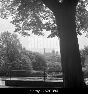 Blick in Münster, Rathaus und die Stadt Aachen, Deutschland 1930er Jahre. Blick auf das Münster, das Rathaus und die Stadt Aachen, Deutschland 1930. Stockfoto