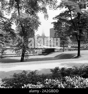 Grilleopark vor dem Rathaus in Oberhausen mit Blick auf die Marienkirche, Deutschland 1930er Jahre. Grillo öffentlichen Park vor Oberhausen Rathaus mit Blick auf die St. Mary's Church, Deutschland 1930. Stockfoto