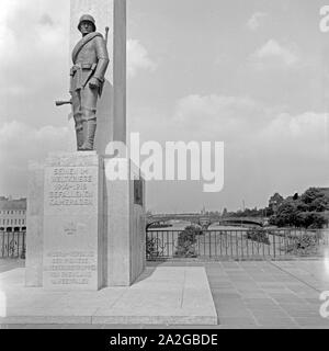 Das Ehrenmal für die im 1. Weltkrieg gefallenen Soldaten aus Mülheim an der Ruhr, Deutschland 1930er Jahre. Ersten Weltkrieg Denkmal für die gefallenen Soldaten aus Mülheim an der Ruhr, Deutschland 1930. Stockfoto