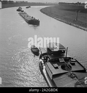 Schlepper mit dem Rhei bei Duisburg, Deutschland 1930er Jahre. Towboats am Rhein in der Nähe von Duisburg, Deutschland 1930. Stockfoto
