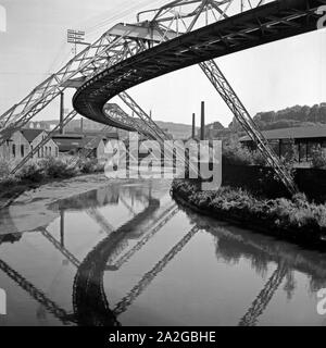 Strecke der Wuppertaler Schwebebahn in Elberfeld, Deutschland 1930er Jahre. Anschluss der Wuppertaler Schwebebahn in Elberfeld, Deutschland 1930. Stockfoto