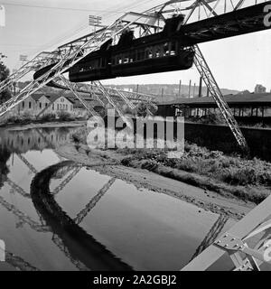 Varna der Wuppertaler Schwebebahn in Elberfeld, Deutschland 1930er Jahre. Zug der Wuppertaler Schwebebahn in Elberfeld, Deutschland 1930. Stockfoto