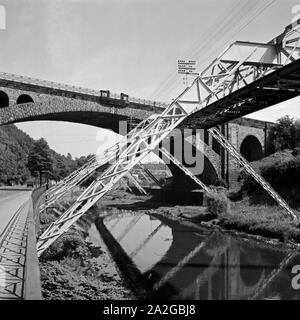 Die Strecke der Wuppertaler Schwebebahn spiegelt sich in der Wupper in Elberfeld, Deutschland 1930er Jahre. Wuppertaler Schwebebahn refelcting in die Wupper, Deutschland 1930. Stockfoto