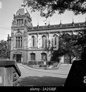 Historische Stadthalle Sterben am Johannisberg in Wuppertal Elberfeld, Deutschland 1930er Jahre. Das historische Rathaus am Johannisberg Hill in Wuppertal Elberfeld, Deutschland 1930. Stockfoto