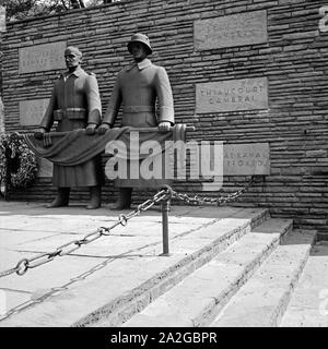Ehrenmal für die im 1. Weltkrieg gefallenen Soldaten in Bochum, Deutschland 1930er Jahre. Ersten Weltkrieg Denkmal für die gefallenen Soldaten in Bochum, Deutschland 1930. Stockfoto