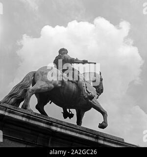 Das Jan Wellem Denkmal auf dem Marktplatz in der Altstadt von Düsseldorf, Deutschland 1930er Jahre. Denkmal des Kurfürsten Jan Wellem auf dem Marktplatz in der Altstadt von Düsseldorf, 1930. Stockfoto